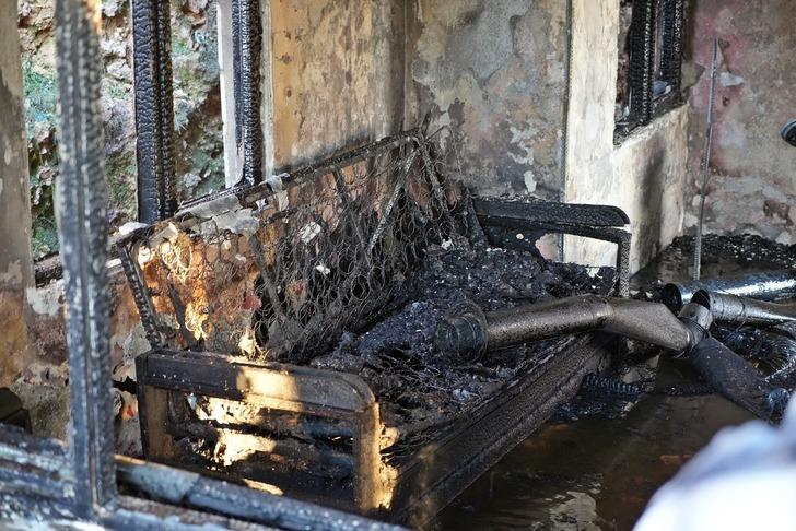 Yaşlı çiftin gecekondusu küle döndü! "Tırnaklarımla kazıyarak yaptım" dediği evinin yanışını gözleri dolarak izledi G3