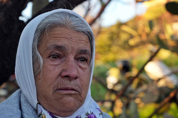 Yaşlı çiftin gecekondusu küle döndü! "Tırnaklarımla kazıyarak yaptım" dediği evinin yanışını gözleri dolarak izledi G4