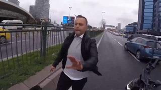 Şişli trafiğinde korna kavgası! Polisin yanında araca yumruk attı! O anlar kask kamerasına yansıdı