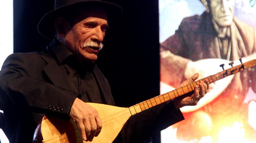 Dünyaca ünlü halk ozanını sahnede gören şoke oldu! Vefatından 51 yıl sonra insansı robotu konser verdi