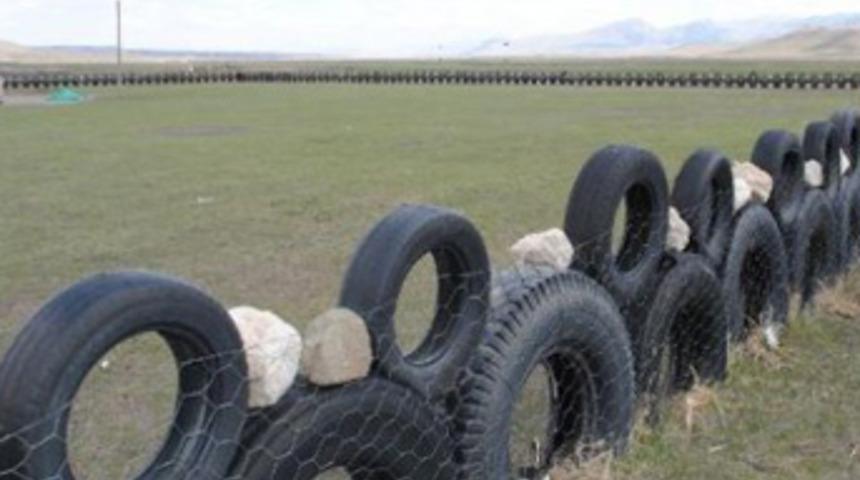 Eski oto lastikleriyle bah&ccedil;esine &ccedil;it &ouml;rd&uuml;!