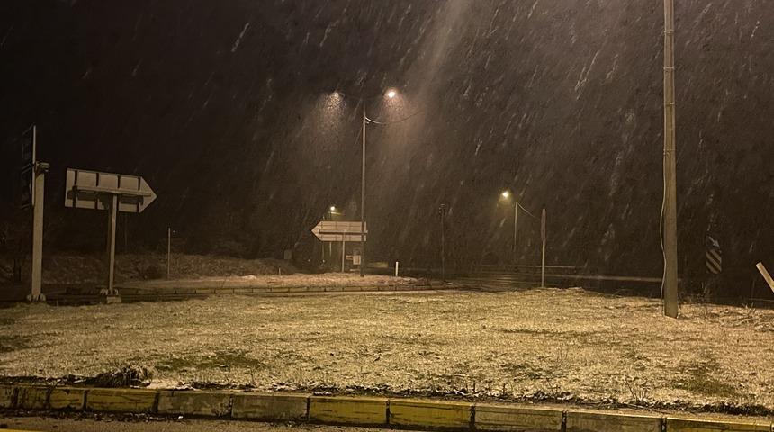 Bolu Dağı'nda kar yağışı etkili oluyor