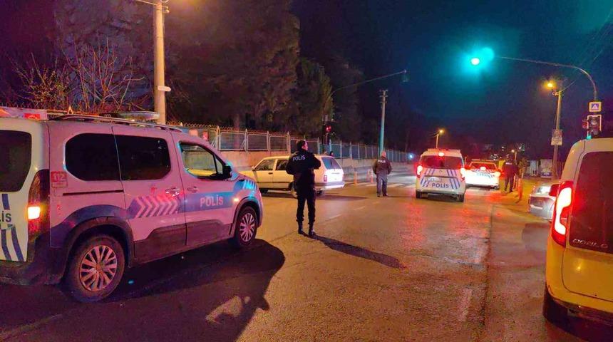 Ehliyetsiz sürücü babasından kaçırdığı araçla polisten kaçamadı