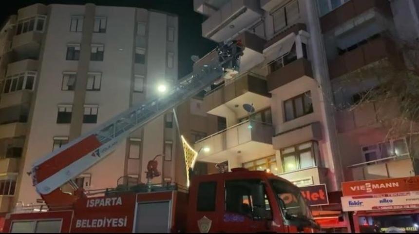 Evde dengesini kaybederek düşen kadın itfaiye ekipleri tarafından kurtarıldı