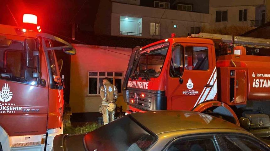 K&uuml;&ccedil;&uuml;k&ccedil;ekmece&rsquo;de 2 katlı binanın giriş katında korkutan yangın: 2 yaralı
