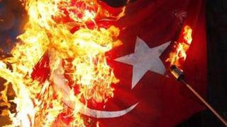 Erivan’da Türk bayrağı yakıldı