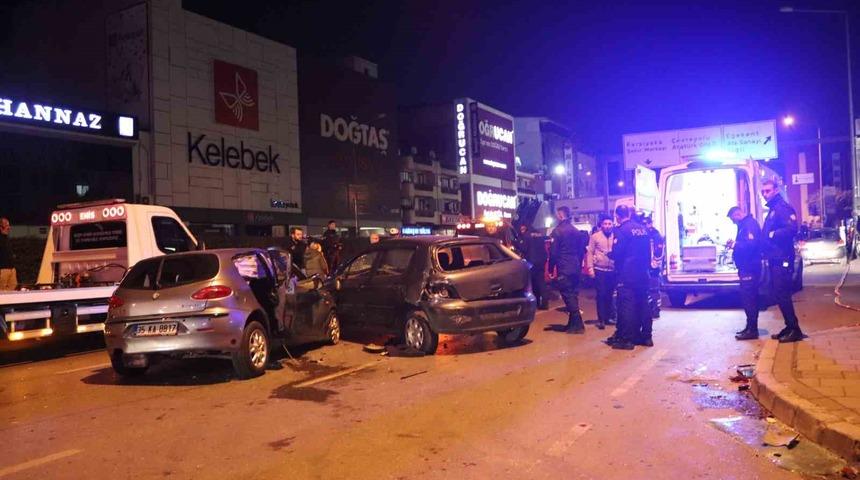 İzmir’deki feci kazada ortalık savaş alanına döndü: 2 ölü, 7 yaralı