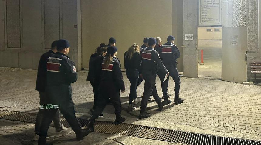 Balıkesir'de uyuşturucu operasyonunda yakalanan 5 zanlıdan 4'ü tutuklandı