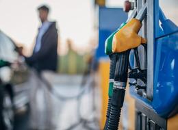 Araç sahipleri dikkat: Akaryakıt fiyatlarında son dakika gelişmesi! MOTORİNE İNDİRİM geldi! 45 TL'ye yükselmişti ama tabelalar güncellendi (25 Temmuz Perşembe benzin-motorin fiyatı)