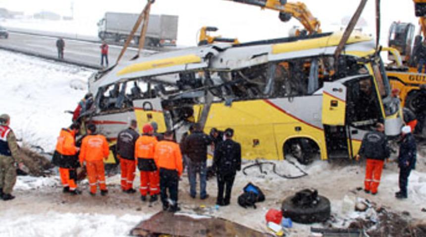 İran otob&uuml;s&uuml; devrildi: 4 &ouml;l&uuml;, 24 yaralı