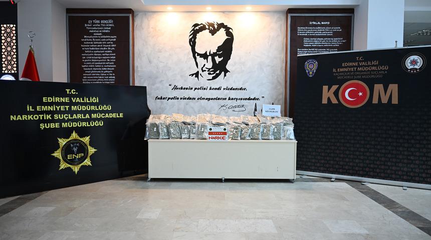 Edirne'de bir otomobilde 11 kilo 50 gram skunk ele geçirildi