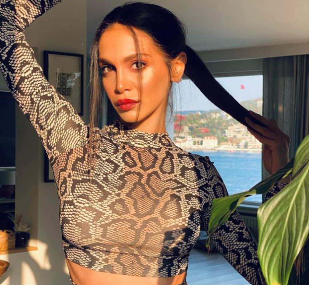 Hepsi grubunun esmer g&uuml;zeli Cemre Kemer ikinci kez anne olmaya hazırlanıyor! Karnı burnunda pozlar