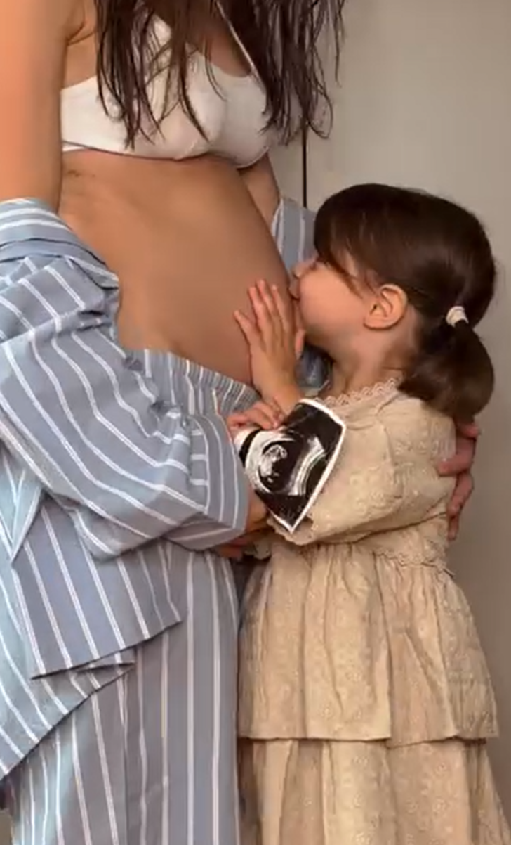 Hepsi grubunun esmer güzeli Cemre Kemer ikinci kez anne olmaya hazırlanıyor! Karnı burnunda pozlar G3