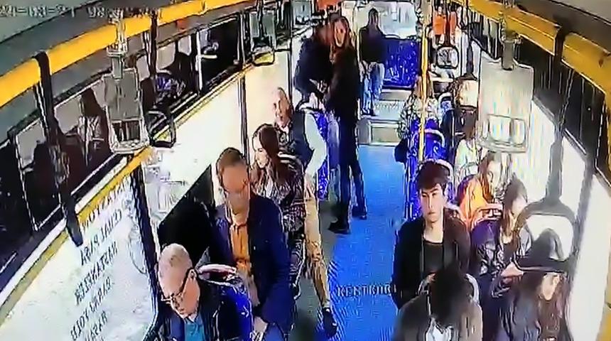 Otobüste genç kıza taciz! Yolcular dövüp, polise teslim etti