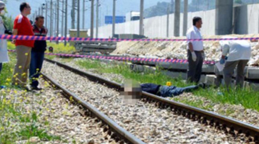 Tren rayında korkun&ccedil; intihar!