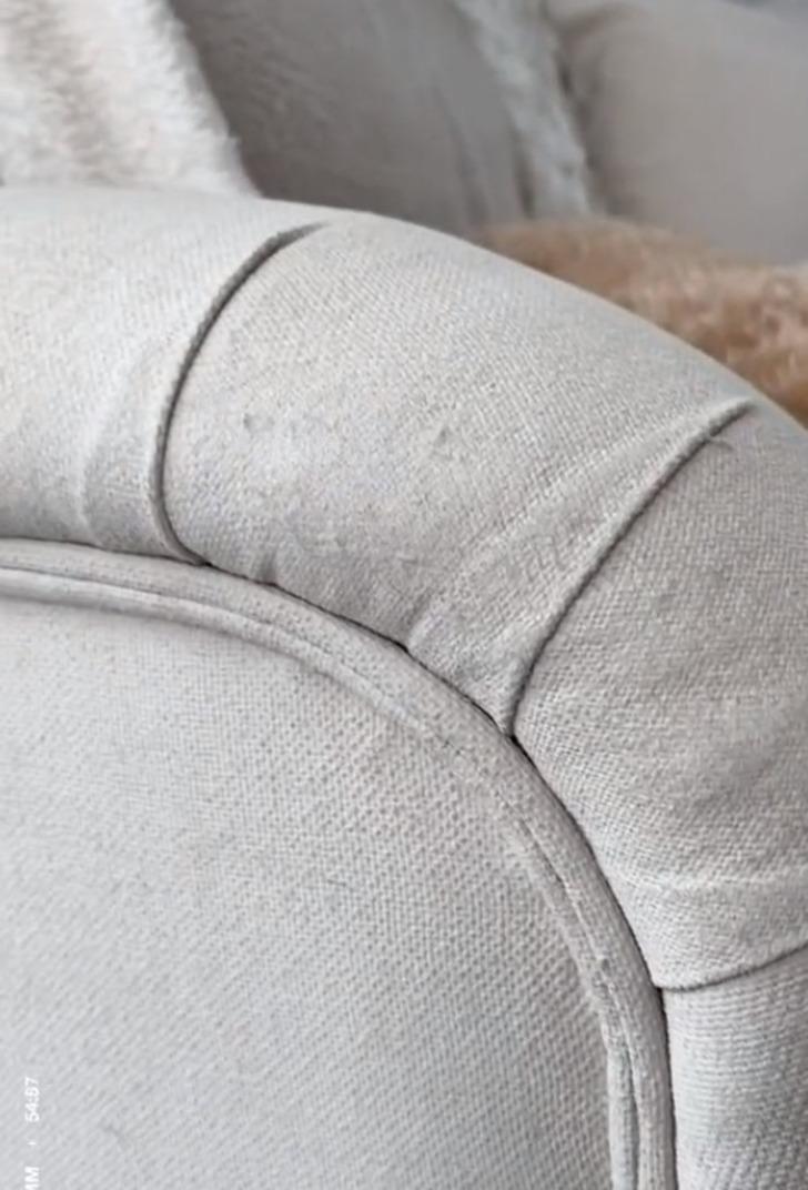 'Beni yeni bir kanepe almaktan kurtardı' Buzdolabı, mutfak dolabı ve tezgahtan sonra... Evini yenilemek isteyenler şimdi de koltuklarını boyuyor! O detaya dikkat G2