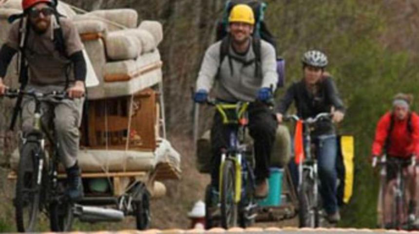 Evini bisikletle taşıdı!