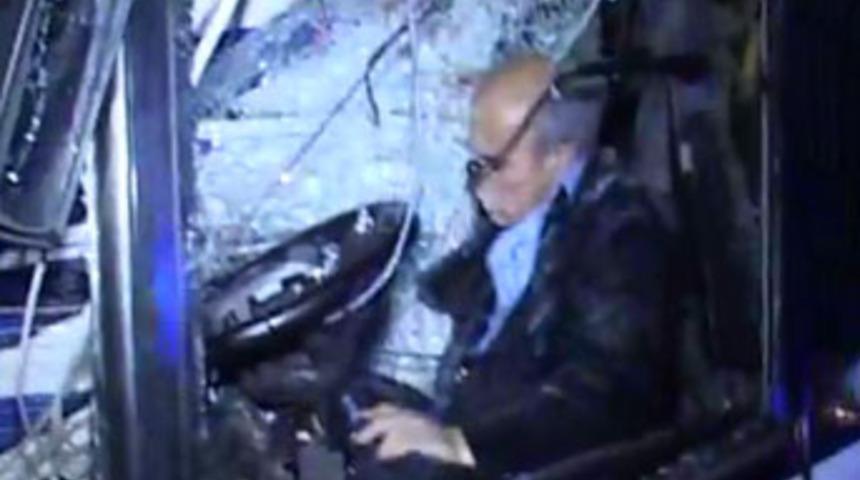 Otob&uuml;s kamyona &ccedil;arptı: 4 &ouml;l&uuml;, 56 yaralı