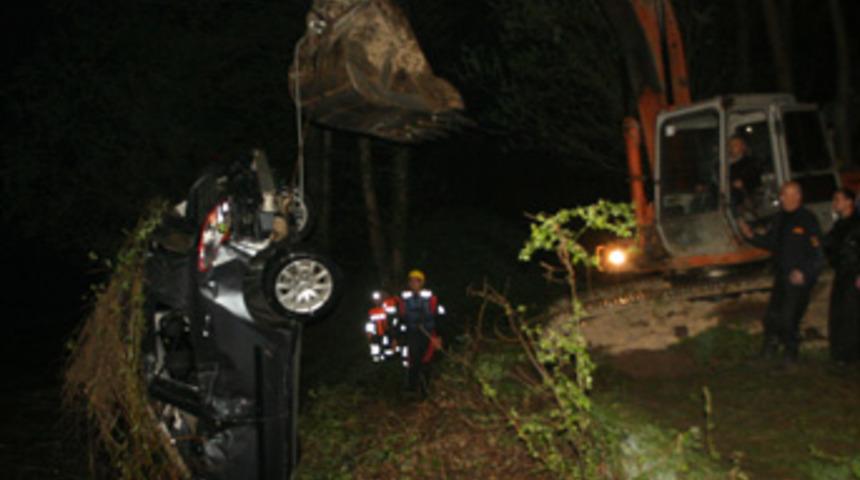 Otomobil dereye u&ccedil;tu!