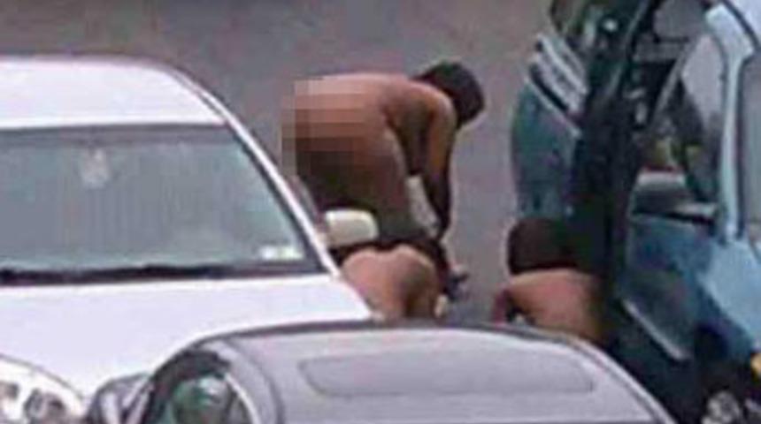 Okul önünde çıplak dua!