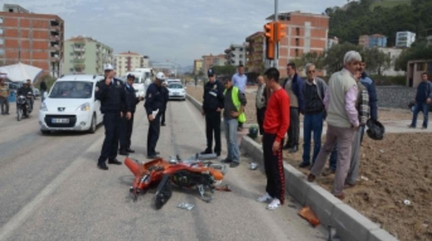 Motosiklet s&uuml;r&uuml;c&uuml;s&uuml;n&uuml;n hayatını kask kurtardı