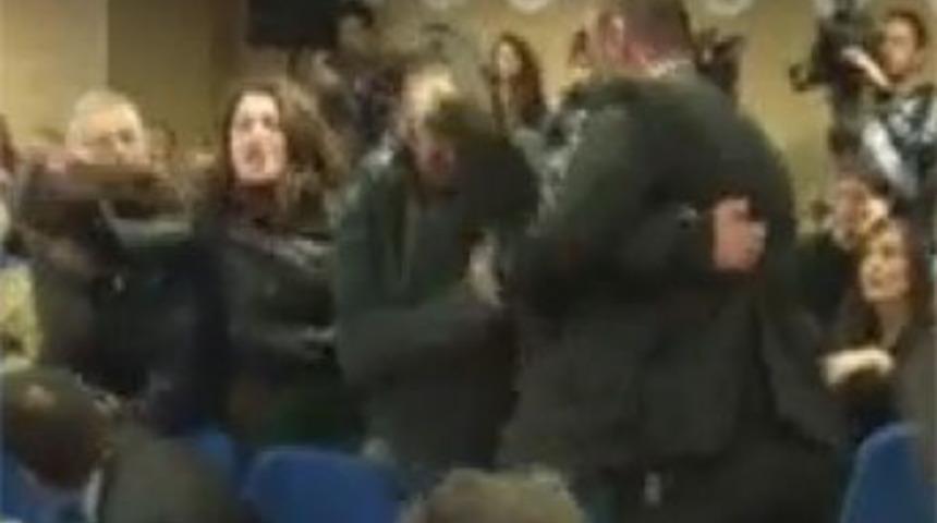 Bayraktar'a ayakkabı fırlatıldı