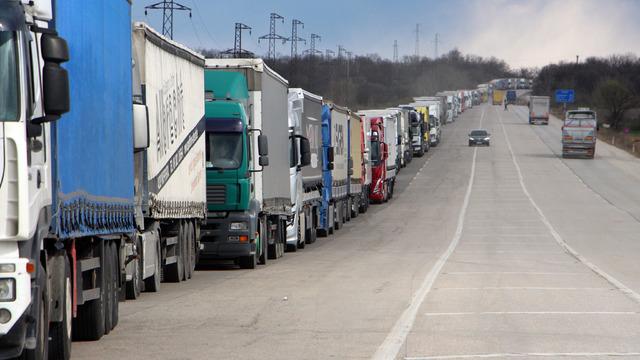 TIR kuyrukları 20 kilometreye ulaştı! Türkiye'den çıkışta Schengen yoğunluğu