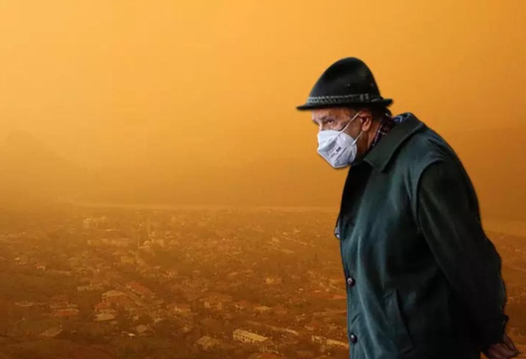 T&uuml;rkiye i&ccedil;in kırmızı renkli &ccedil;&ouml;l tozu uyarısı! Sahra &Ccedil;&ouml;l&uuml;'nden geliyor, pazartesi g&uuml;n&uuml;ne dikkat! 'Maskeleri hazırlayın'