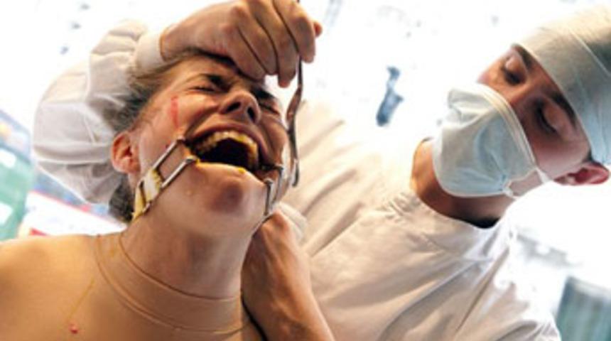 Acı çekerek protesto etti!