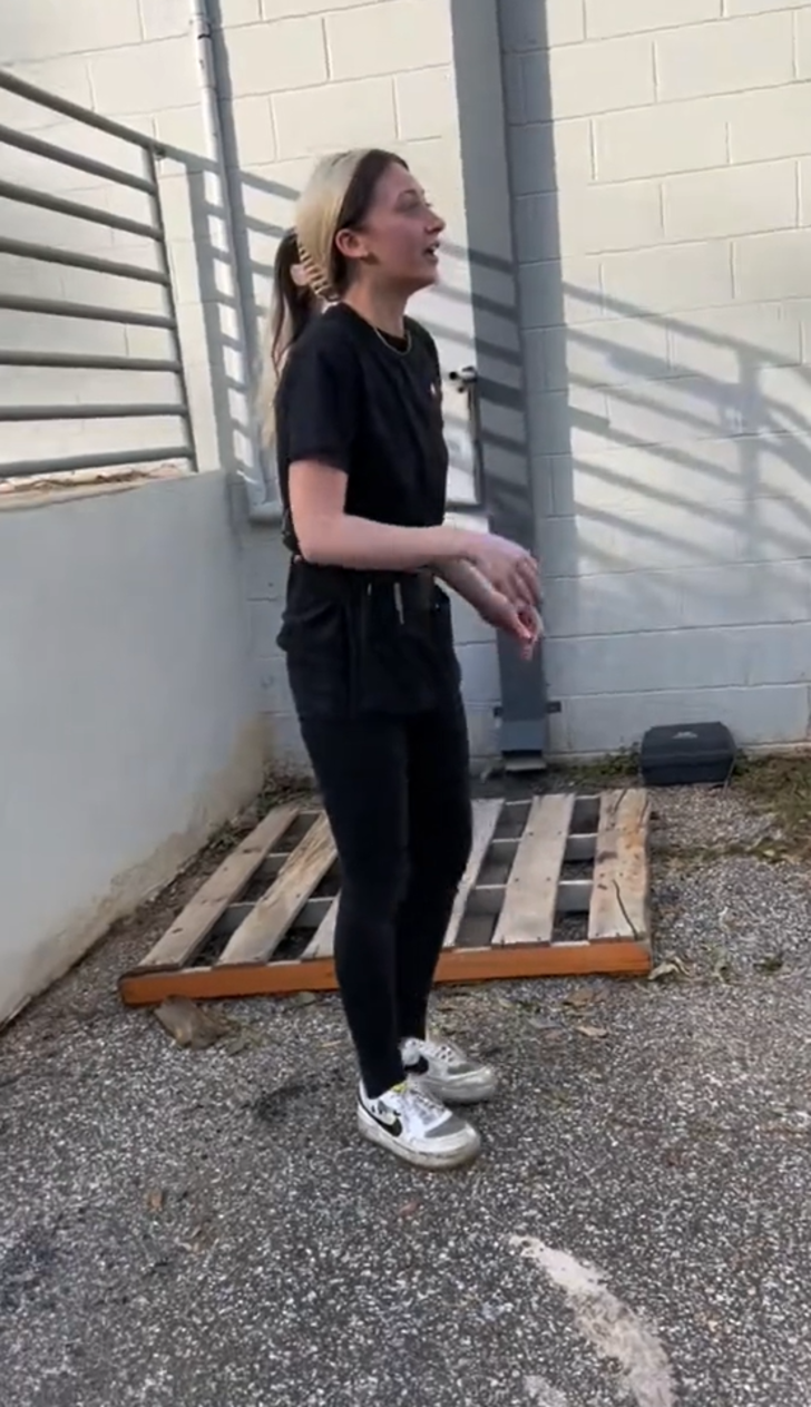 Müşterilerin istekleri üst üste gelince sinir krizi geçiren garson mesaisinin ortasında istifa etti! Bağırarak istifa ettiği anlar sosyal medyada gündem yarattı G2