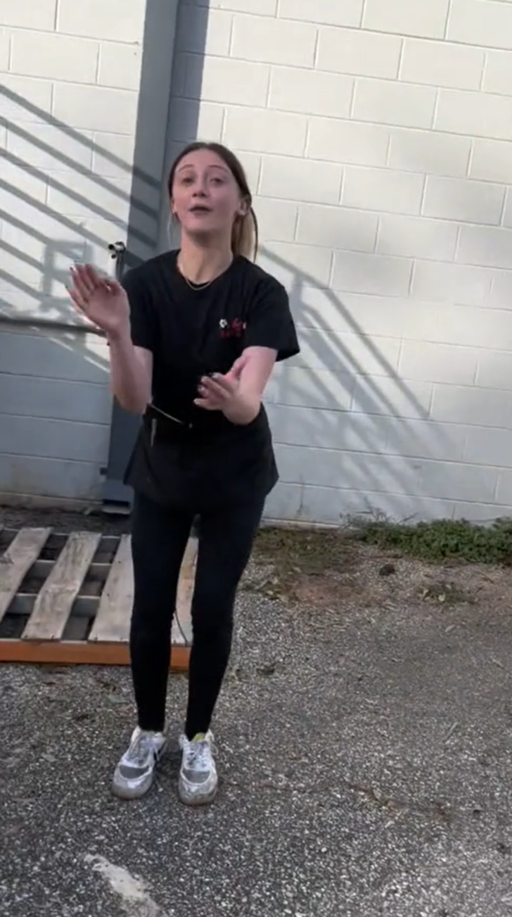 Müşterilerin istekleri üst üste gelince sinir krizi geçiren garson mesaisinin ortasında istifa etti! Bağırarak istifa ettiği anlar sosyal medyada gündem yarattı G3