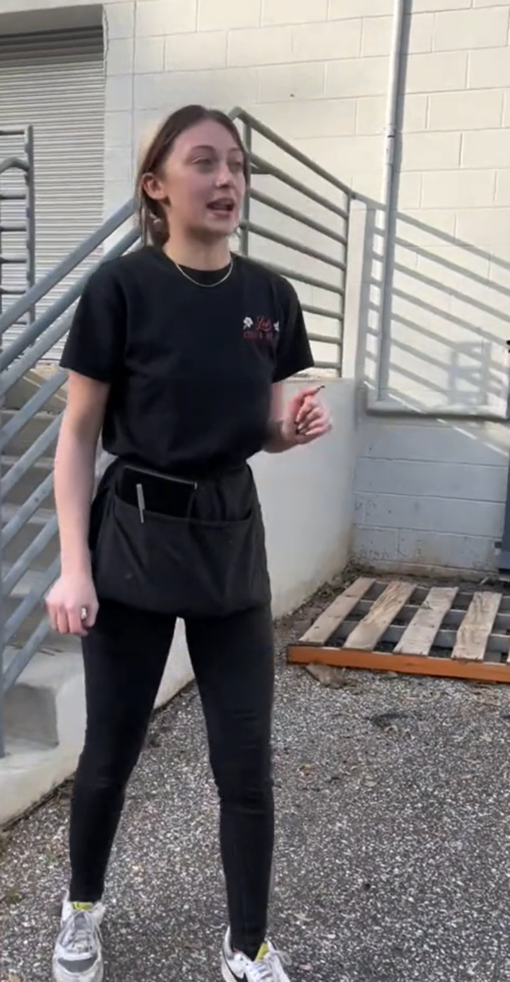 Müşterilerin istekleri üst üste gelince sinir krizi geçiren garson mesaisinin ortasında istifa etti! Bağırarak istifa ettiği anlar sosyal medyada gündem yarattı G4