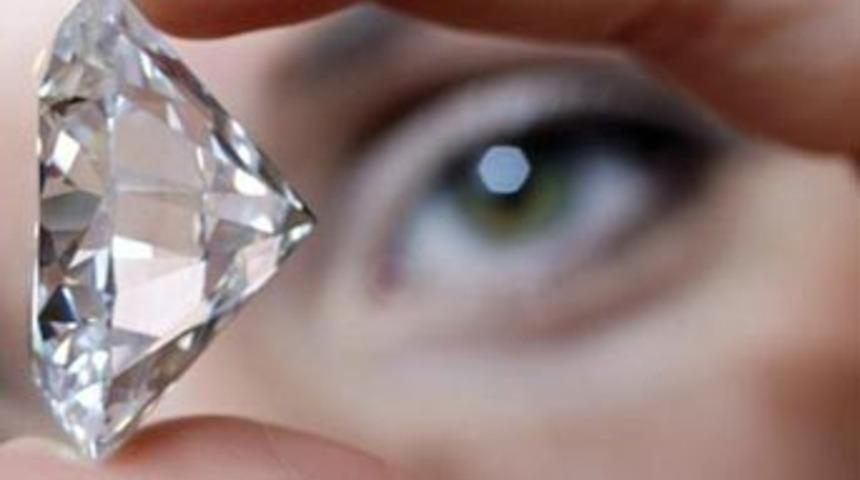10 bin dolar değerinde elmas buldu!