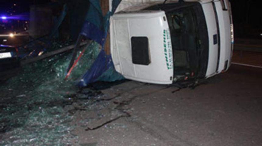 Cam y&uuml;kl&uuml; kamyon devrildi!