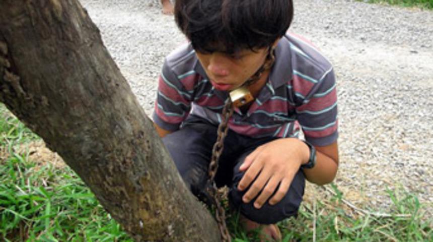 &Ccedil;ocuğunu y&uuml;ksek gerilim hattına zincirledi!