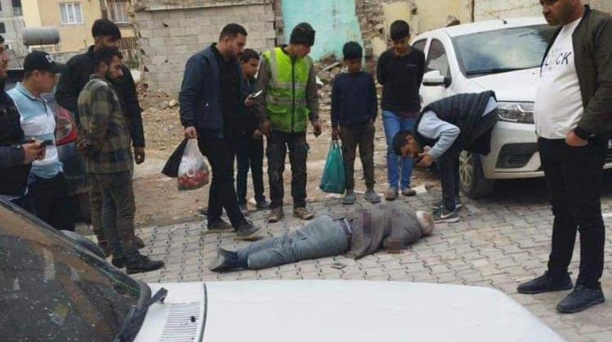 Babasını sokak ortasında sırtından bıçaklayarak öldürdü! Kan donduran vahşetin nedeni ortaya çıktı