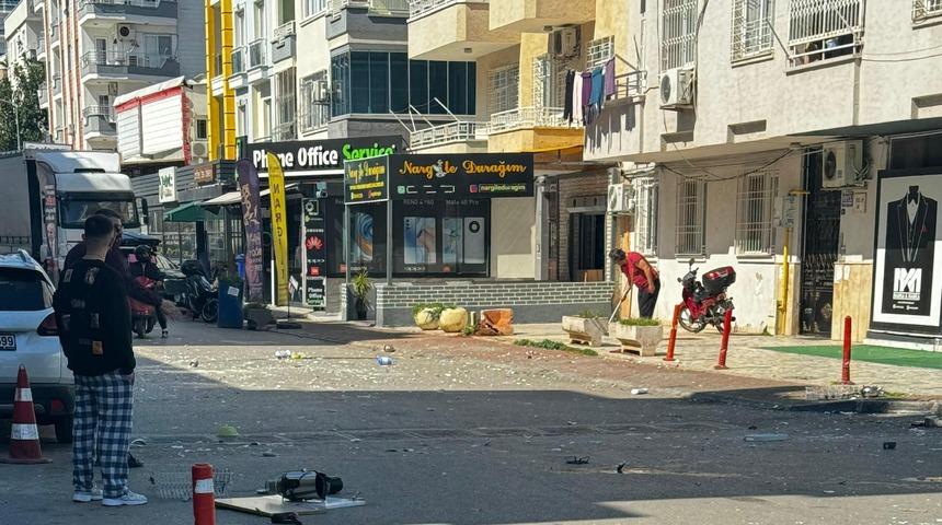 Sinir krizi geçiren kadın ortalığı savaş alanına çevirdi! Evdeki eşyaları sokağa fırlattı