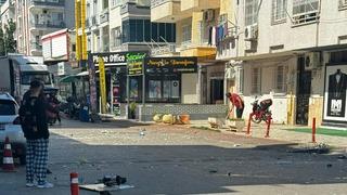 Sinir krizi geçiren kadın ortalığı savaş alanına çevirdi! Evdeki eşyaları sokağa fırlattı