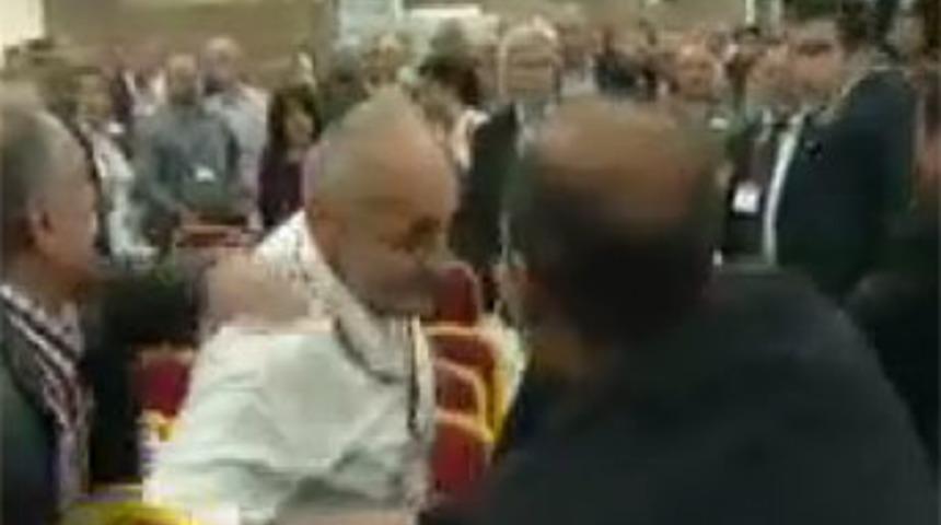 Kongrede yumruklar havada u&ccedil;uştu