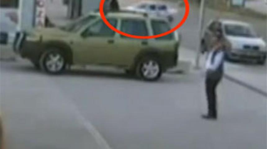 Otob&uuml;s durağına b&ouml;yle daldı!