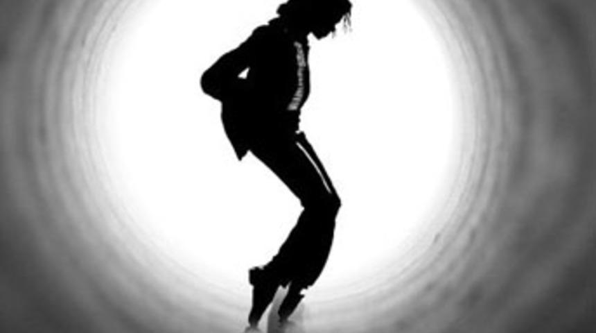 Michael Jackson yine sahnede