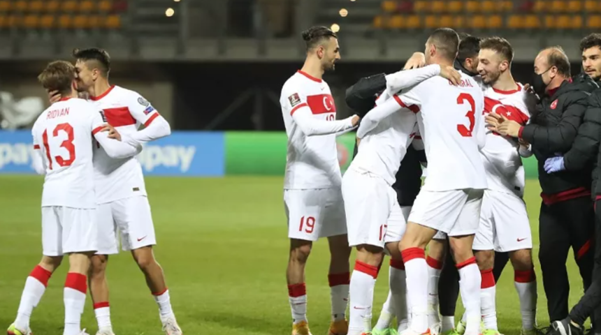 A Milli Takım'da beklenmedik sakatlık! Rıdvan Yılmaz, Macaristan karşısında sakatlandı ve oyuna devam edemedi