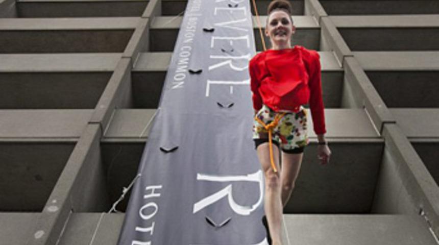 D&uuml;z duvarda y&uuml;r&uuml;d&uuml;ler!