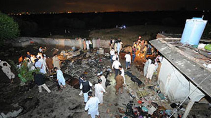 Pakistan'da uçak düştü