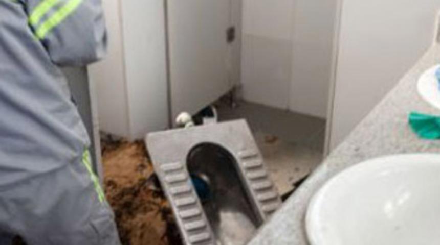 Tuvalet deliğinden öyle bir şey çıktı ki...