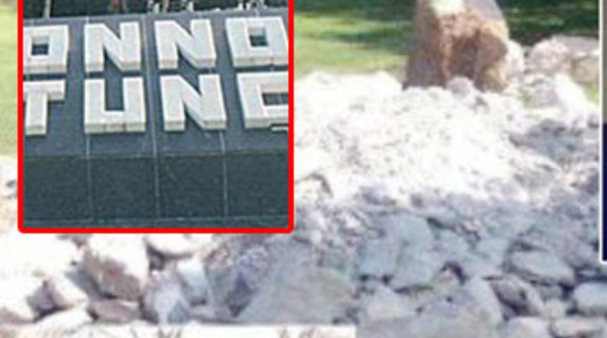 Onno Tun&ccedil;'un anıtını bu hale getirdiler