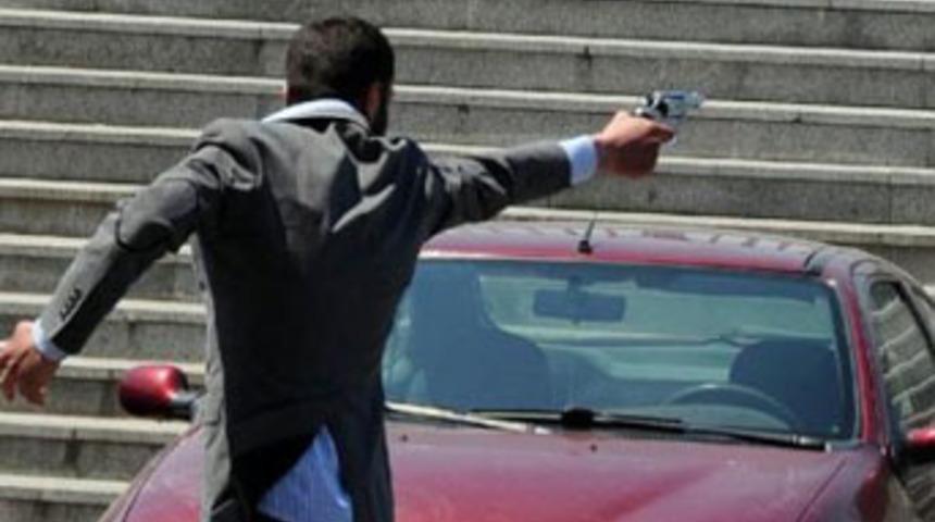 Adalet sarayı &ouml;n&uuml;nde silahlı &ccedil;atışma