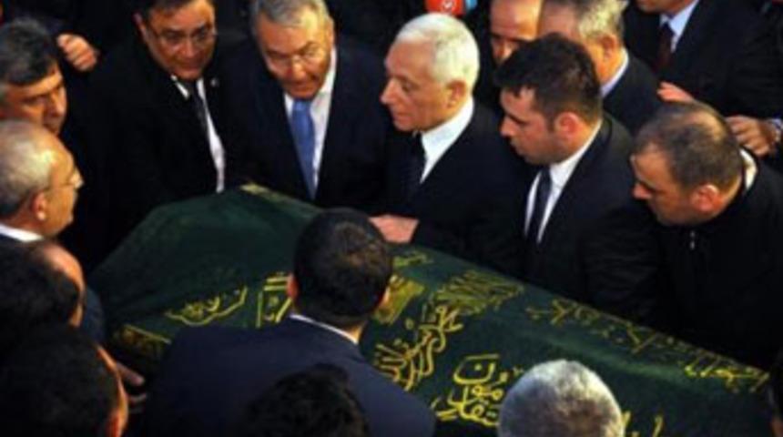 Haberal'a mezarlıkta ayıp ettiler