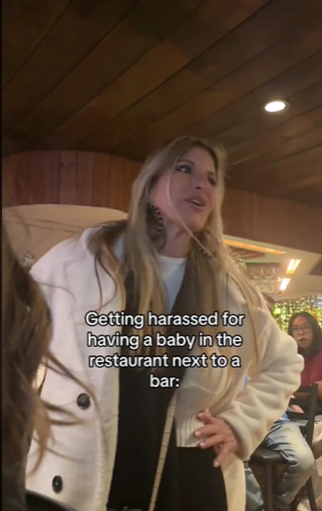 Taciz edildiği anları sosyal medyadan paylaştı! Bebeğini alkollü eğlence mekanına getirdiği için tepki gösterdi... "Çocuğunu bardan çıkart" 640xauto
