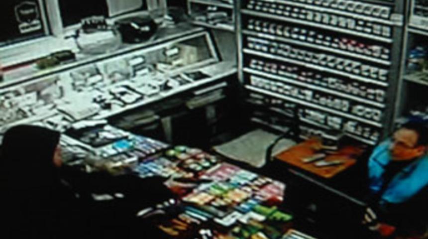 Silahlı soyguncuyu bı&ccedil;akla kovaladı!